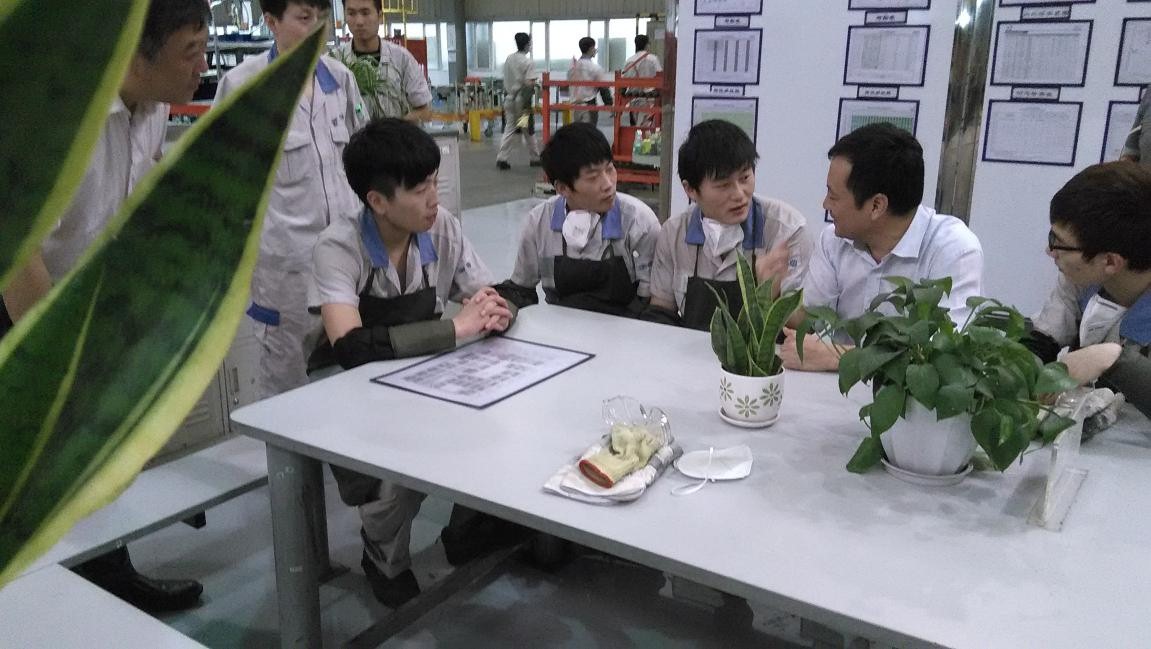 李强院长和实习学生亲切交谈